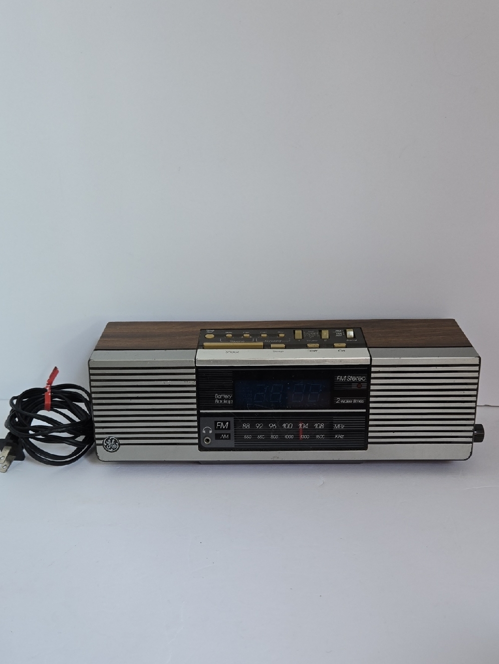 General Electric GE 7-4945A AM FM Clock Radio Digital Display Vintage Retro